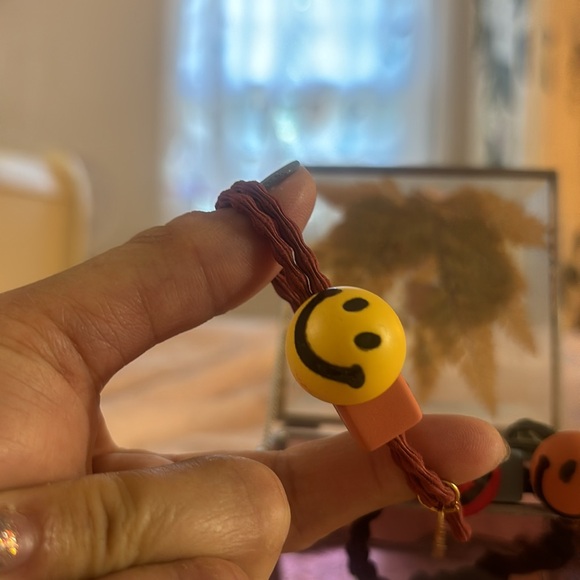 Happy face hair band - Picture 2 of 5